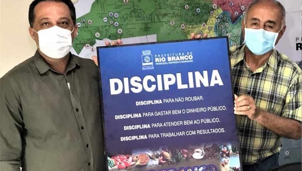 Bocalom não quer sua foto nas repartições e apresenta quadro com mandamentos sobre disciplina